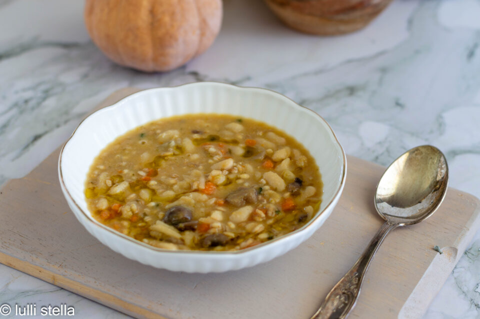 Zuppa di orzo con zucca, fagioli cannellini e funghi