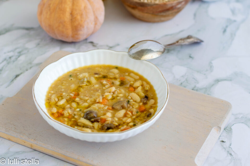 Zuppa autunnale di orzo, zucca e fagioli cannellini