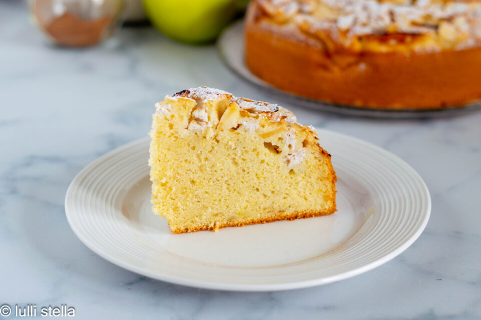 Fetta di torta di mele con ricotta cremosa