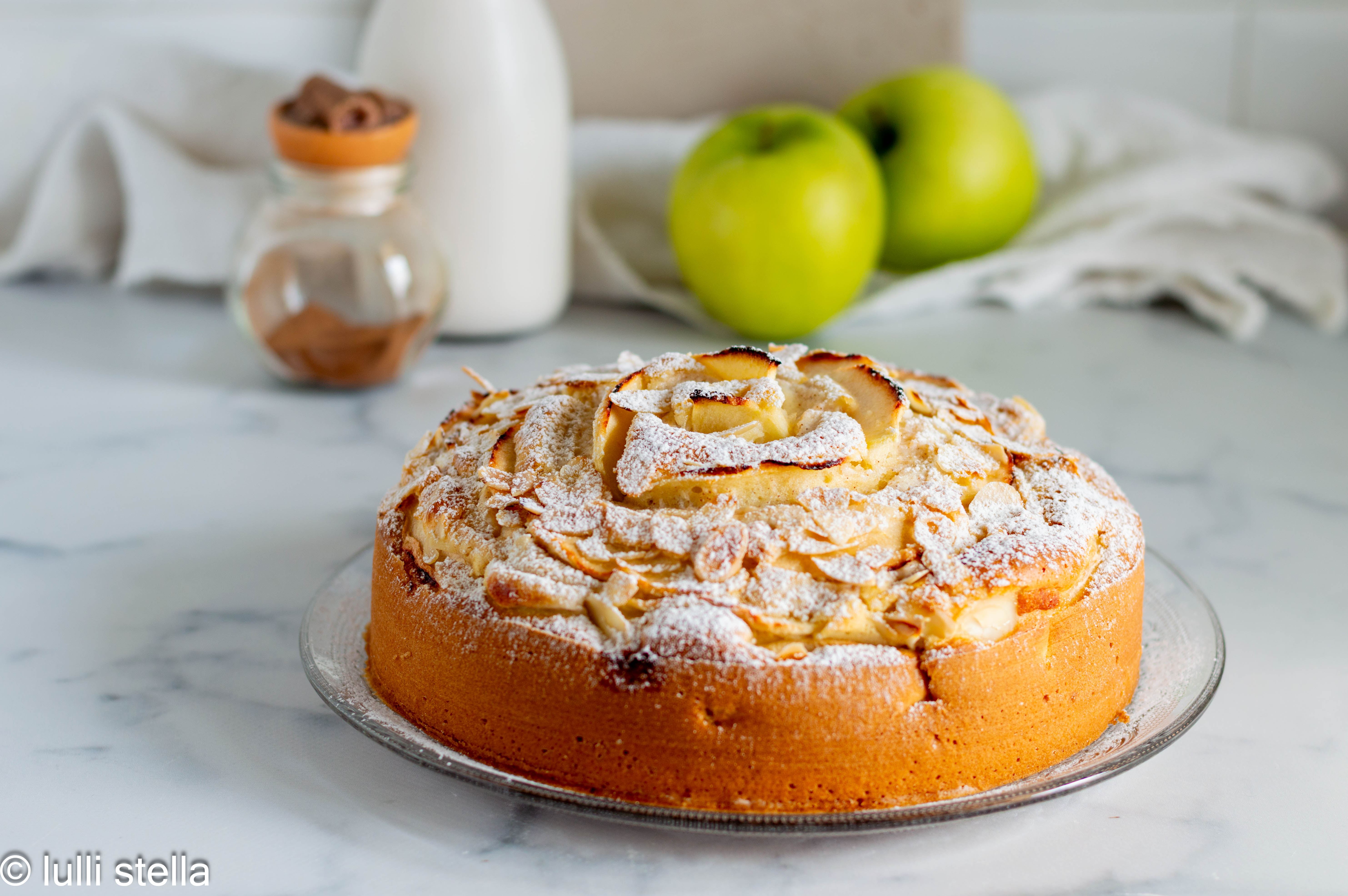 Torta morbida con crema di ricotta a spirale e fettine di mela