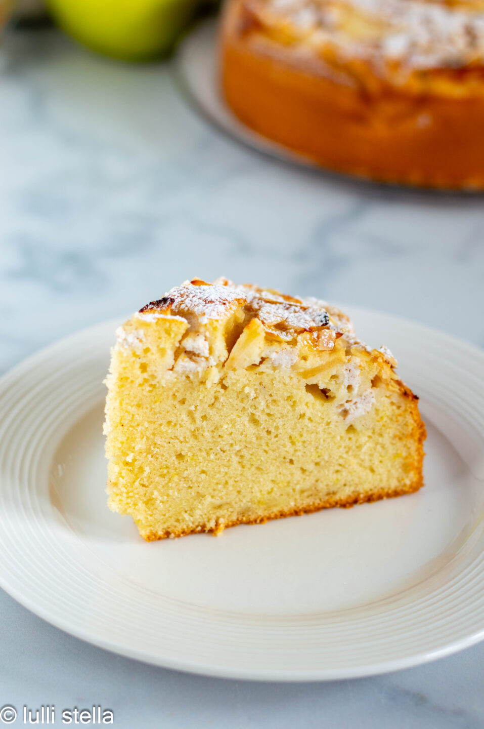 Interno morbido della torta di mele con ricotta