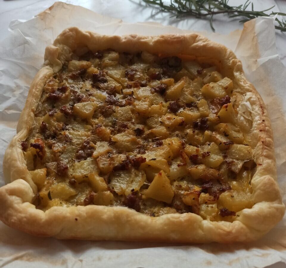Torta salata con salsiccia e patate