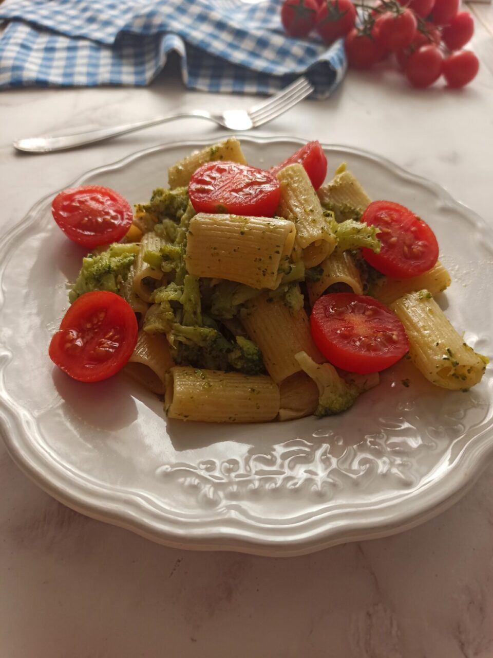 Pasta con broccoli e pomodorini freschi