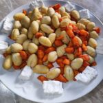 Gnocchi di patate senza glutine croccanti, con carote e feta greca vegana