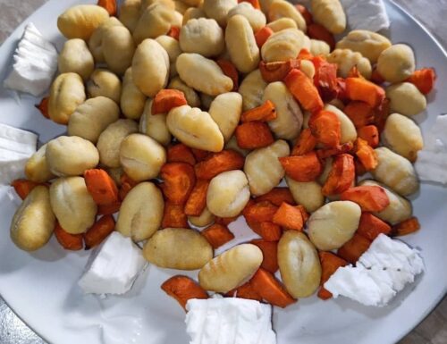 Gnocchi di patate senza glutine croccanti, con carote e feta greca vegana.