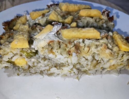 Timballo di riso croccante, con scarola e formaggio vegano di riso.