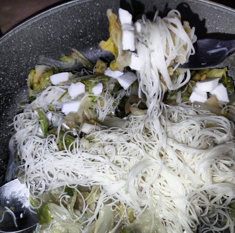 Noodles di riso con pan di zucchero, finocchi e feta vegana.