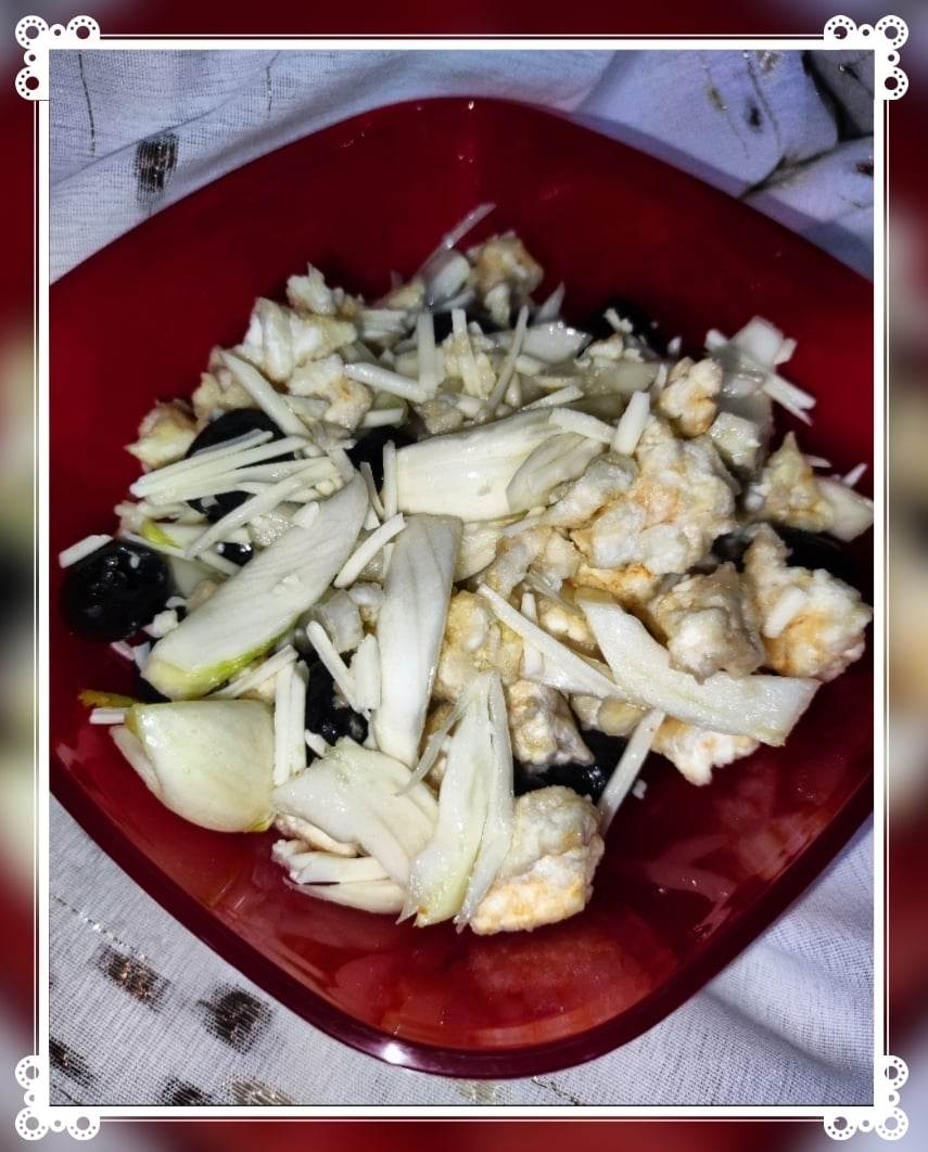 Finocchi e olive nere all'insalata con formaggio vegano