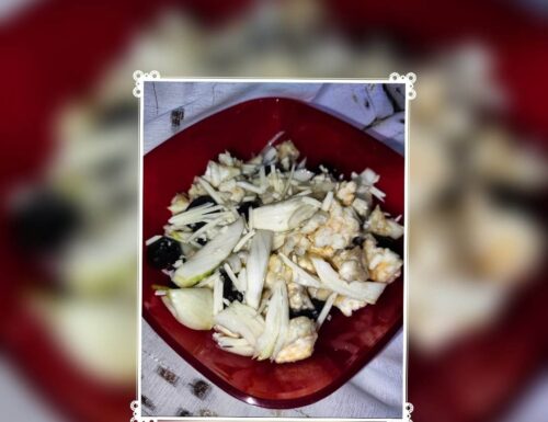 Finocchi e olive nere all’insalata con formaggio vegano.