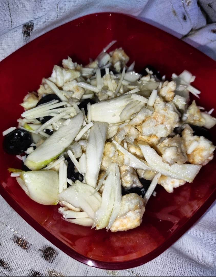 Finocchi e olive nere all'insalata con formaggio vegano.
