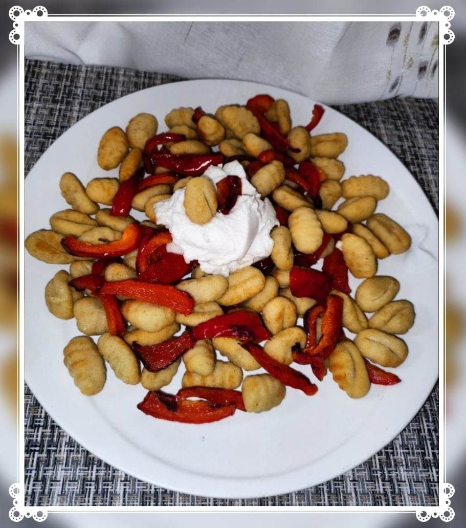 Gnocchi di patate con stracchino vegano e peperoni rossi, croccanti e glutenfree