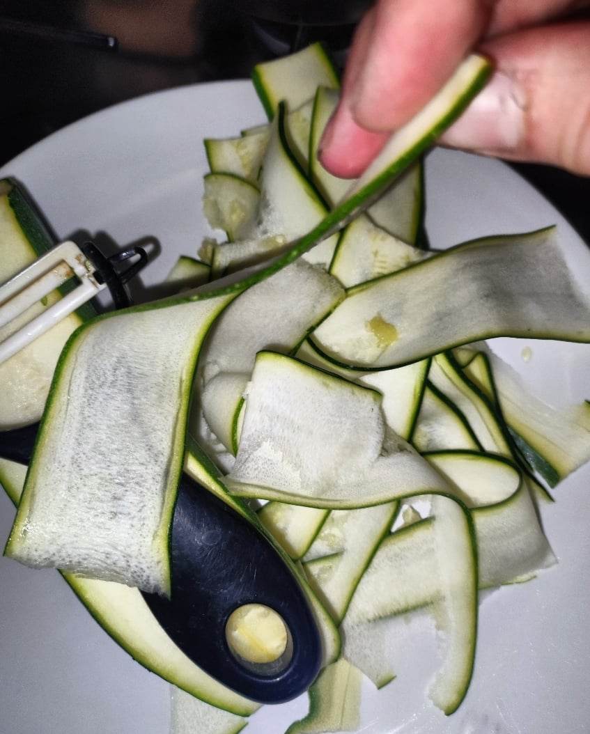 zucchina a fettine sottili in lunghezza