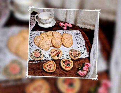Biscotti di frolla a forma di cuore all’alchermes, vegani e senza glutine