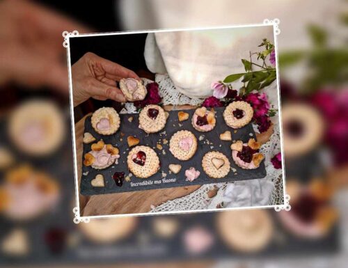 Dolcetti di pasta sfoglia glutenfree con panna vegetale e confettura di ciliegie