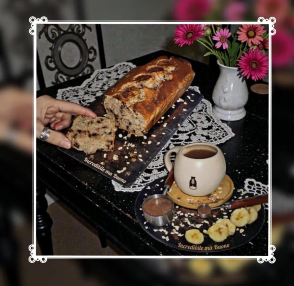 Banana bread vegano e senza glutine con polpa di banana, cacao e gocce di cioccolato