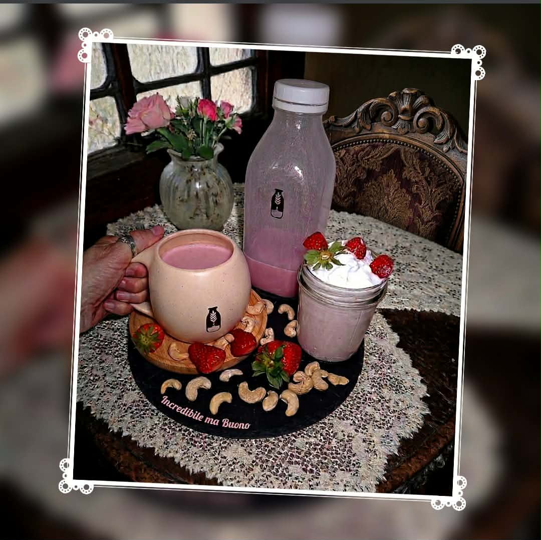 Bevanda vegetale Mylky alla fragola e anacardi, con mousse di panna veg e Okara di fragole
