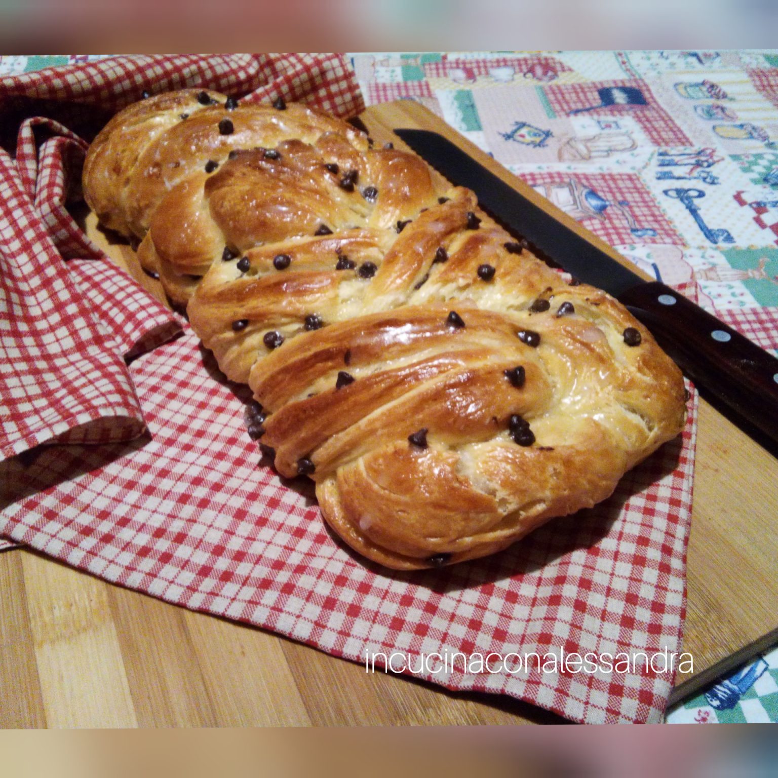 treccia con gocce di cioccolato e glassa incucinaconalessandra