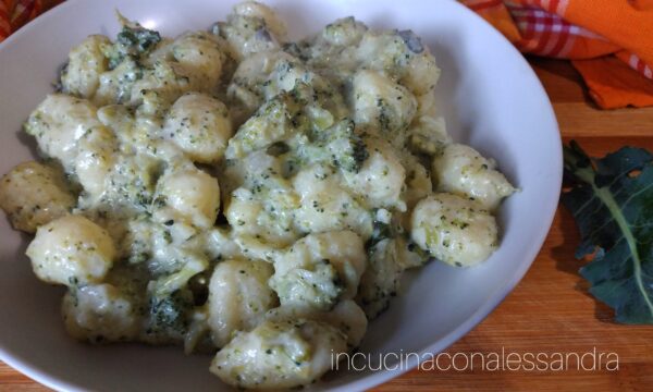 Gnocchi con broccoli e panna vegetale