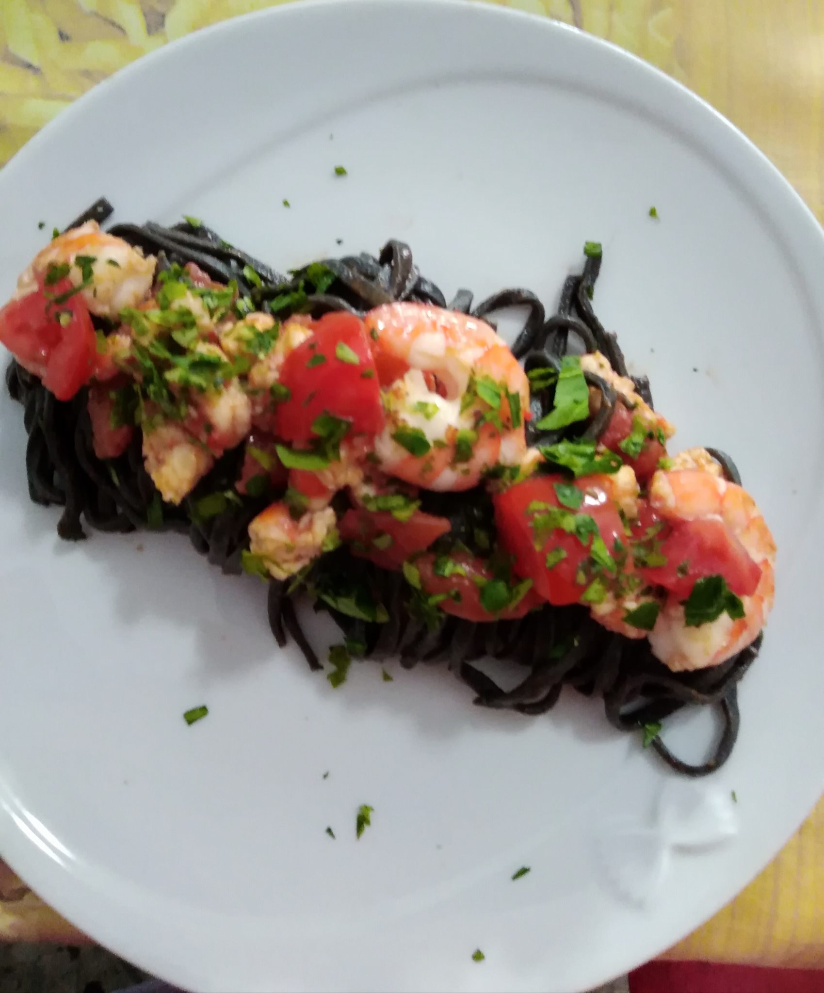 Spaghetti Alla Chitarra Al Nero Di Seppia Con Gamberi E Pomodorini ...