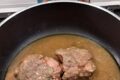 Guancia di maiale con salsa al prezzemolo e salsa al cioccolato fondente