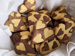 Biscotti a cuore bicolore