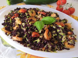 Riso venere con zucchine e gamberi