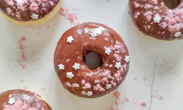 DONUTS VEGANI CIOCCOLATO E FRAGOLA AL FORNO