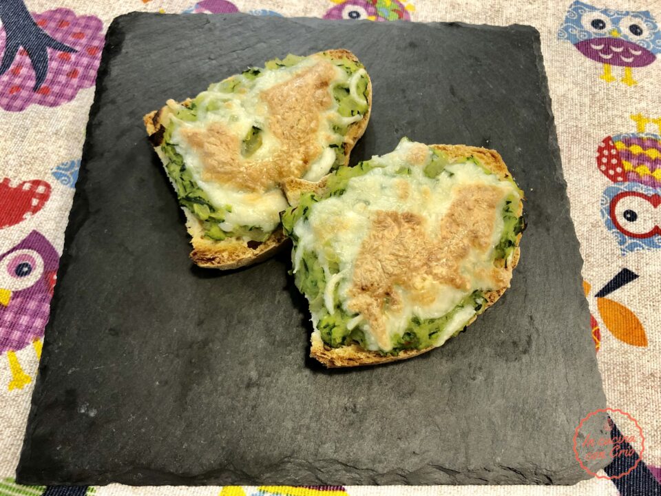 Crostini zucchine e mozzarella facili veloci