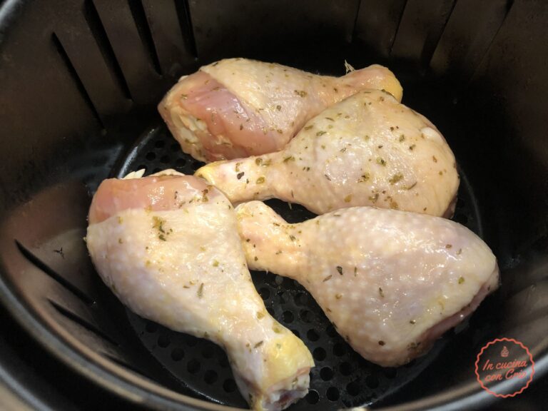 Cosce di pollo in friggitrice ad aria leggere e croccanti In cucina