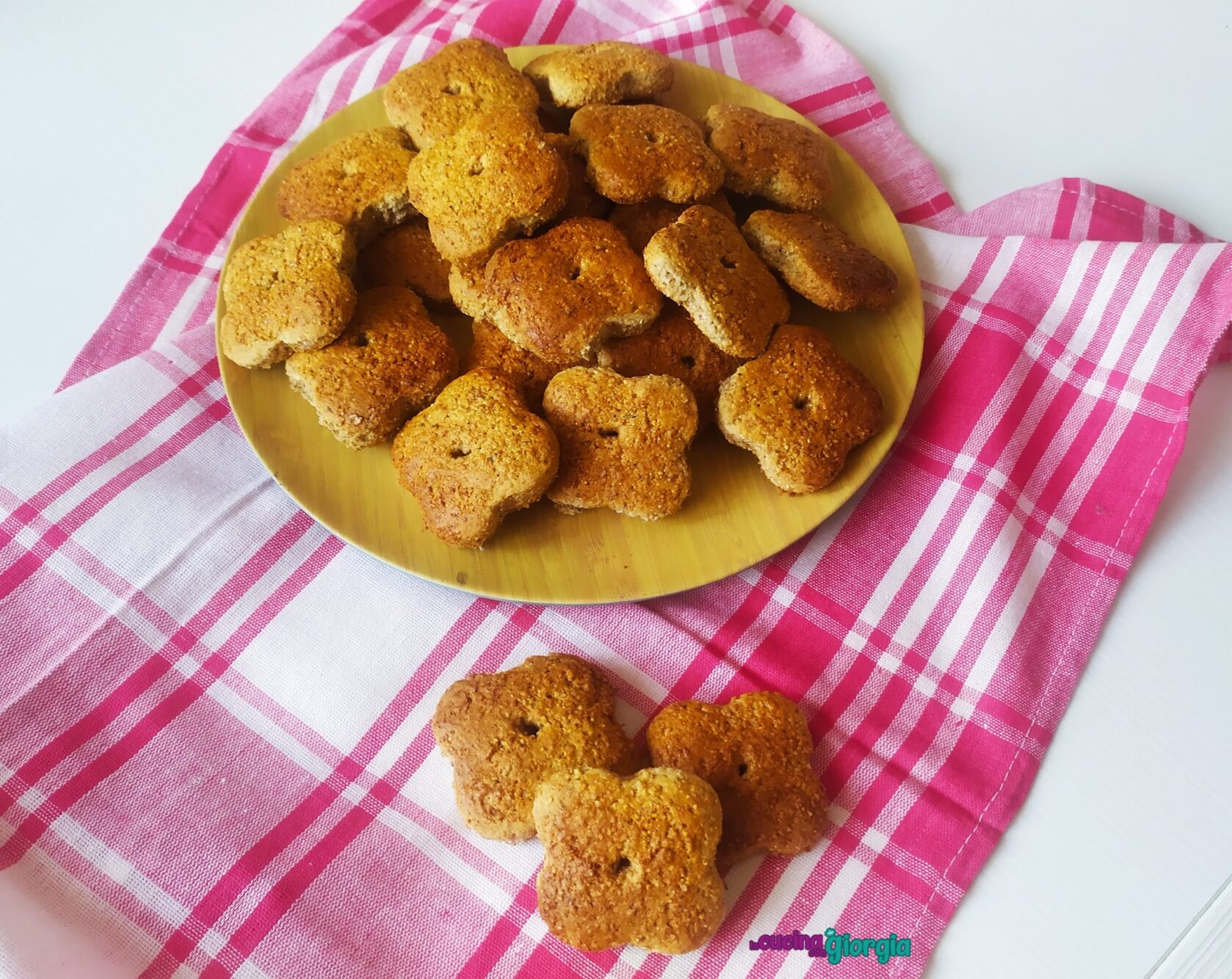 Biscotti con farina integrale e grano saraceno