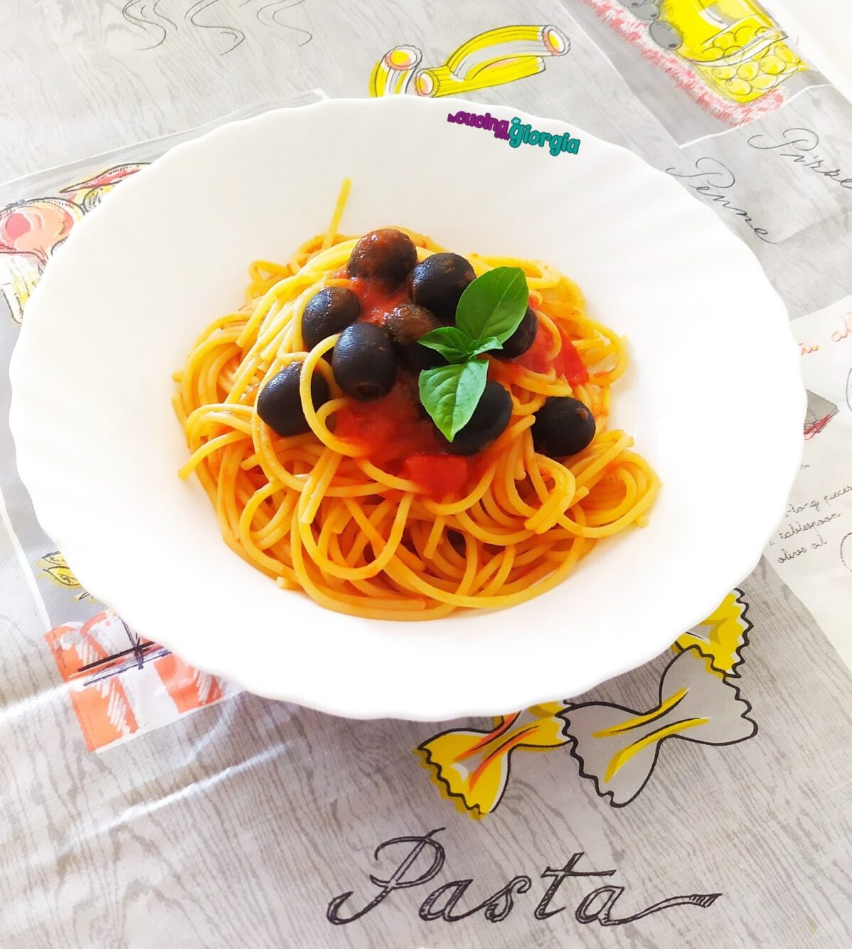 Spaghetti con sugo alle olive nere