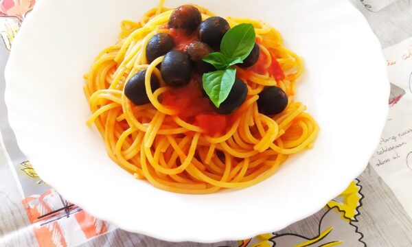 Spaghetti con sugo alle olive nere