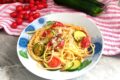 Spaghetti piccanti con zucchine e pomodorini