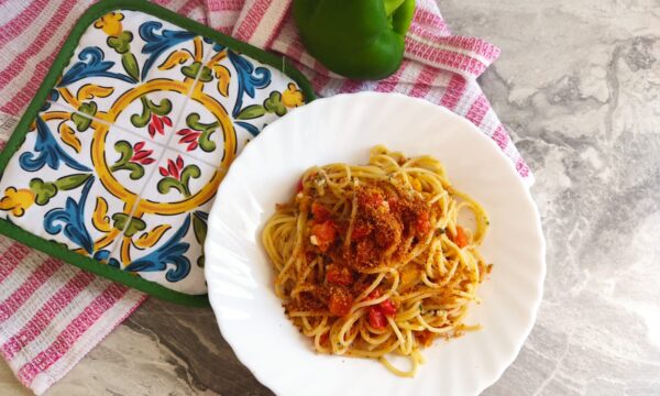 Spaghetti ai peperoni e pangrattato