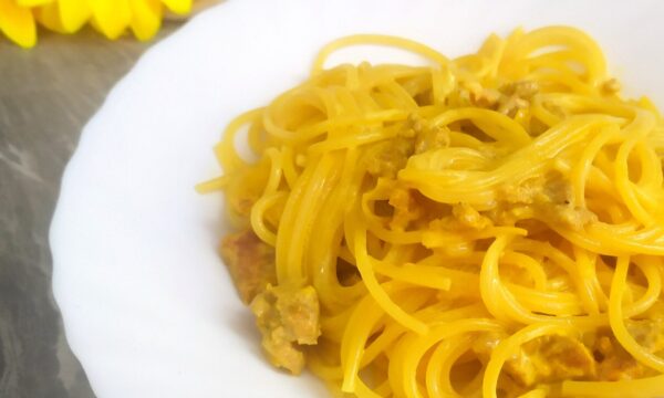 Spaghetti con salsiccia e zafferano
