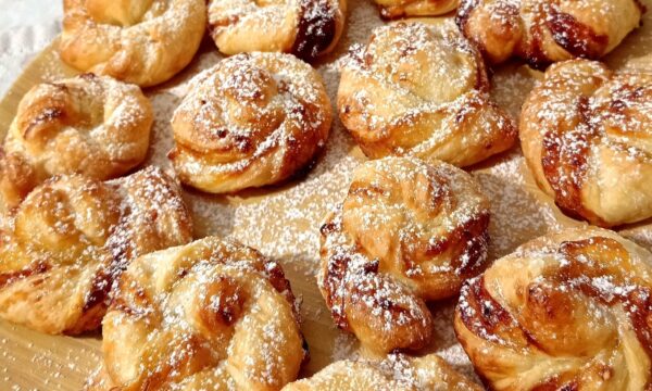 Roselline di pasta sfoglia marmellata e nocciole
