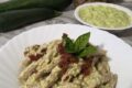 Penne con pesto di zucchine, robiola e pomodorini secchi