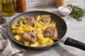 Pollo con patate in padella