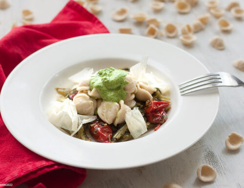 Orecchiette al pesto di rucola e mandorle su letto di catalogna e pomodorini