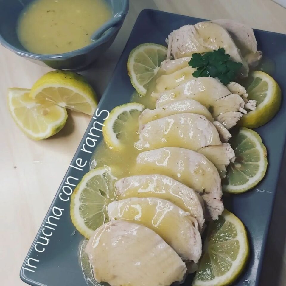 petto di pollo bollito con salsa di limone