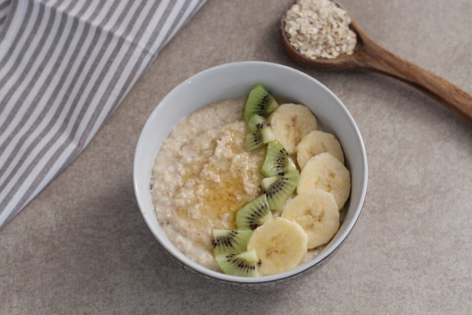 porridge con avena, banana e kiwi
