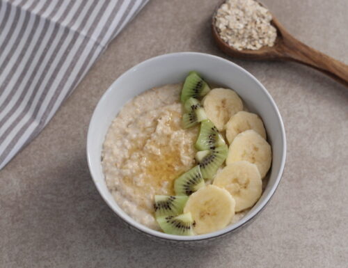 Porridge con avena, banana e kiwi