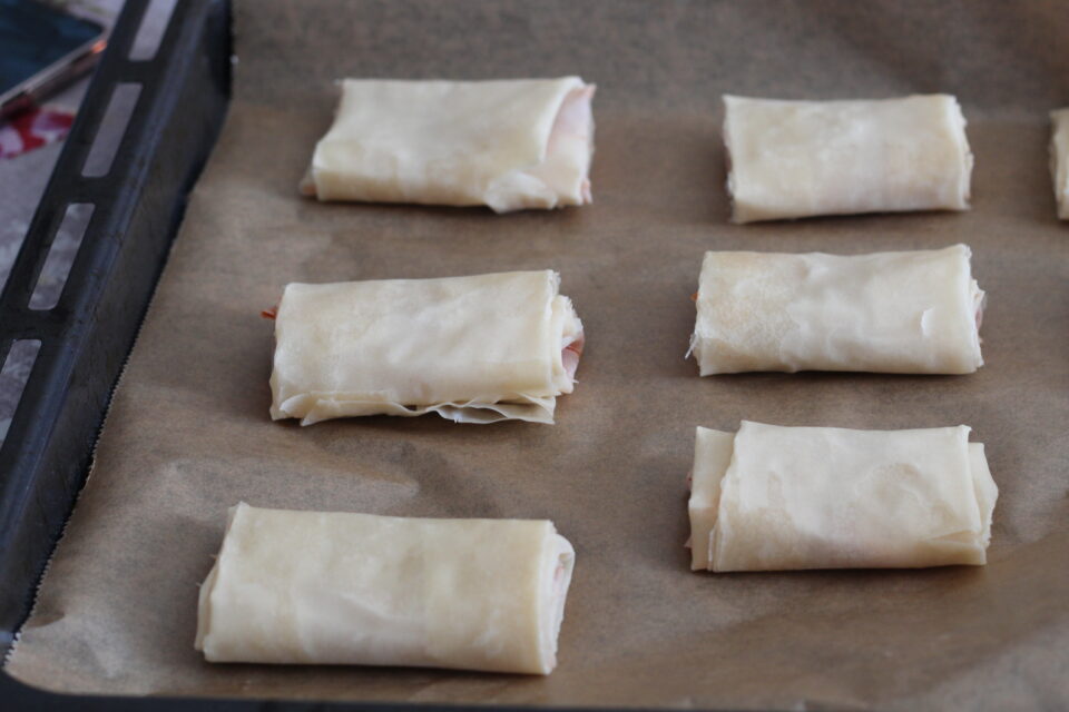 involtini di pasta fillo su carta forno