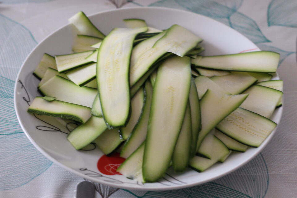 zucchine tagliate sottili con mandolina o pelapatate