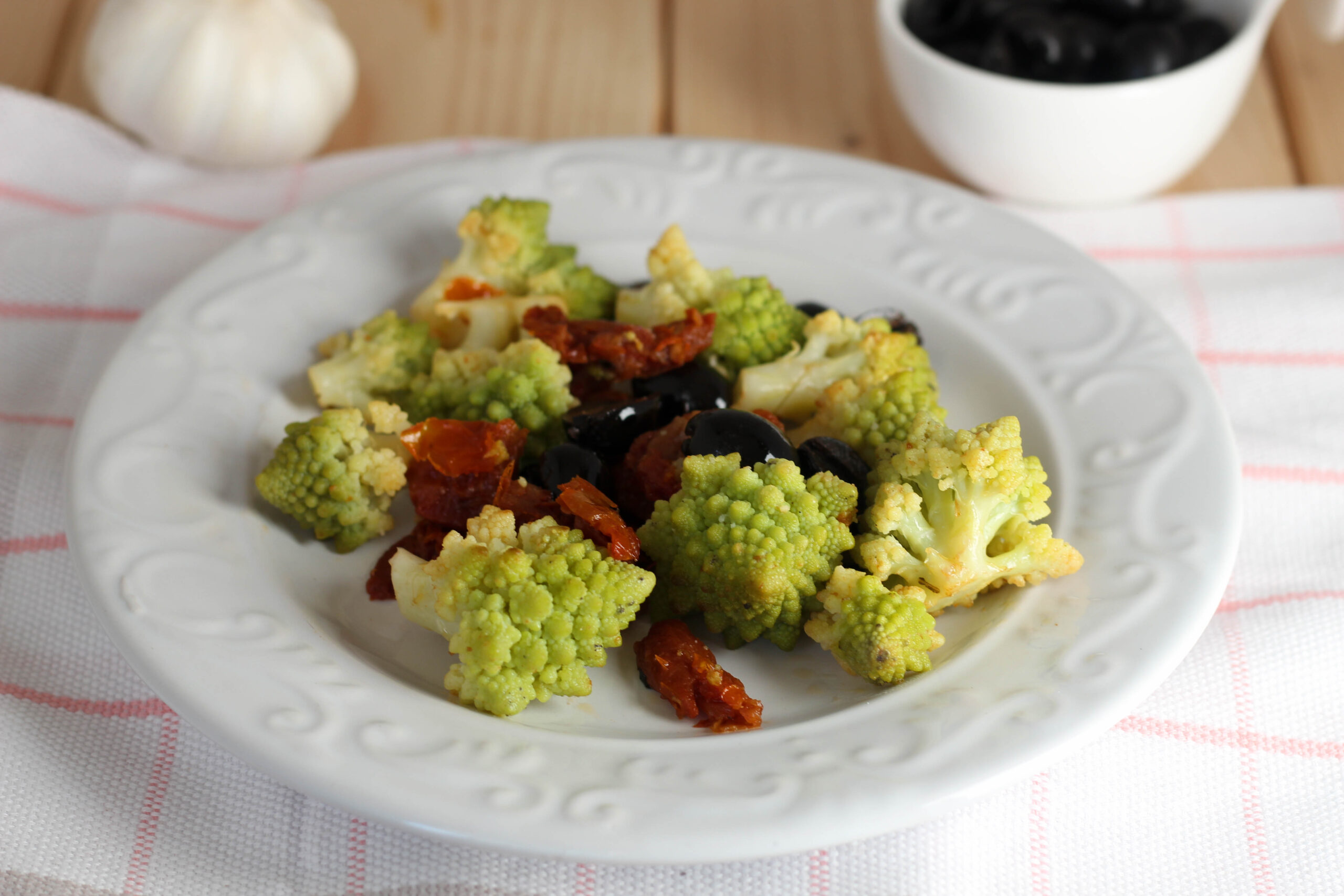 broccolo romanesco in padella con pomodori secchi e olive