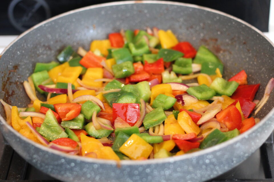 peperoni e cipolla in padella