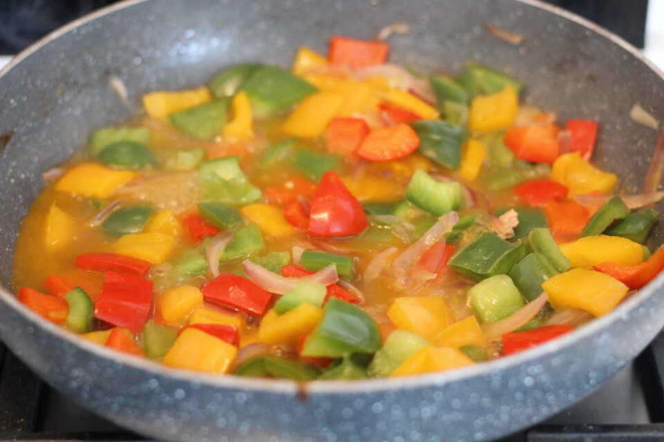 aggiunta di acqua per cuocere i peperoni