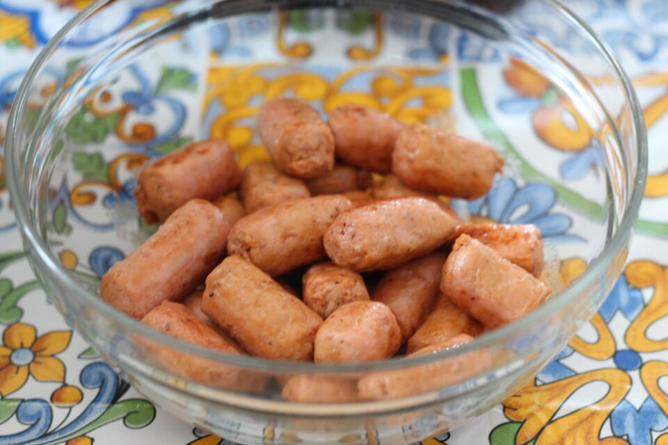 salsicce messe da parte in una ciotola