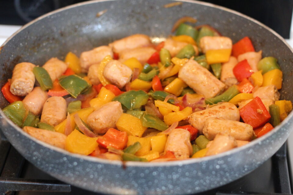 salsicce di pollo con peperoni e cipolla in padella
