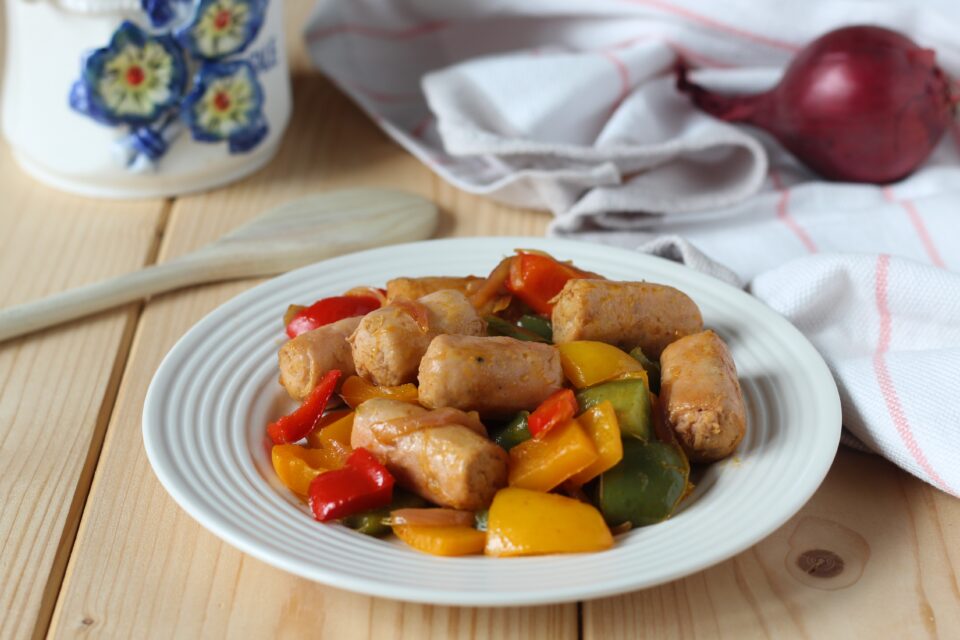 salsicce di pollo con peperoni e cipolla in padella